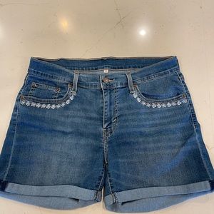 LEVI STRAUSS & CO shorts with pocket details.